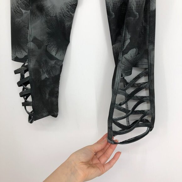 Onzie Capri Yoga Weave leggings in grey black petunia print SP cross cross hems - Picture 6 of 16